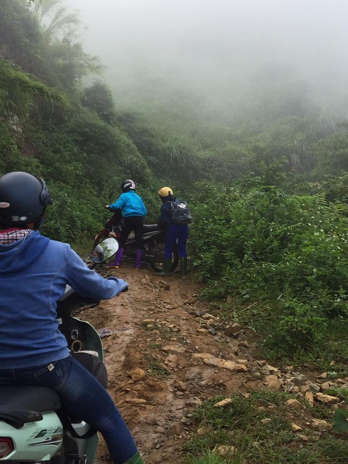 Ngay từ sớm tinh mơ, khi sương mờ còn phu phủ những triền đồi, các thầy cô giáo đã bắt đầu cuộc hành trình gieo chữ của mình. (Ảnh:LC)