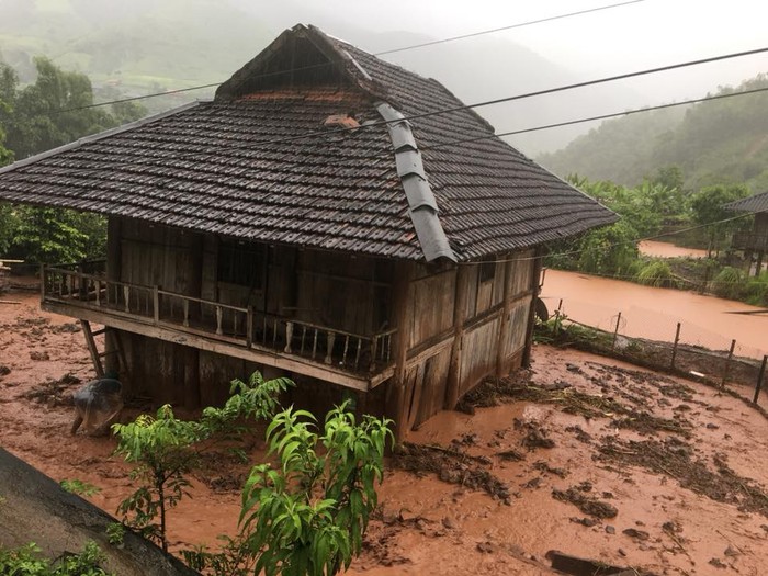 Hơn 40 nhà dân bị ngập lụt, trong đó 1 ngôi nhà bị lũ cuốn trôi hoàn toàn. (Ảnh: CTV)