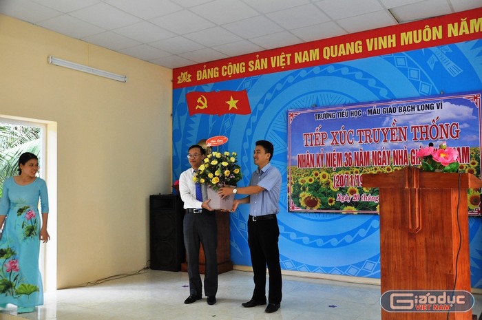 Ông Trần Quang Tường đại diện lãnh đạo huyện đảo tặng hoa chúc mừng nhà trường.