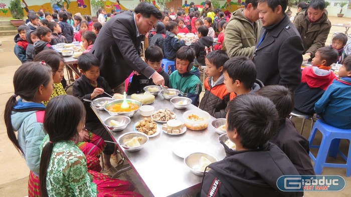 Bữa cơm có bánh chưng, có giò, có gà... rất tươm tất