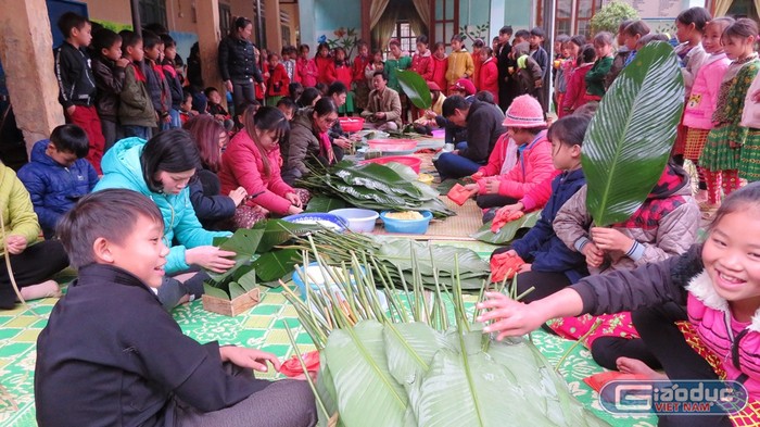 Niềm vui khi được gói bánh chưng cùng các thầy cô giáo. Chỉ là nhiệm vụ lau lá thôi nhưng cũng vui rồi.