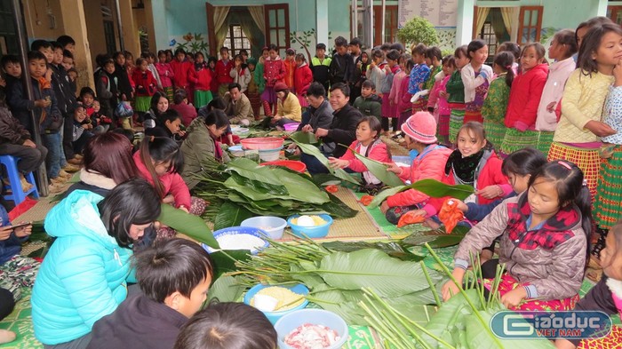 Các kỹ năng đều được các thầy cô giáo thông qua từng hoạt động trải nghiệm thực tế. Tết mục gói bánh chưng luôn rất thu hút.