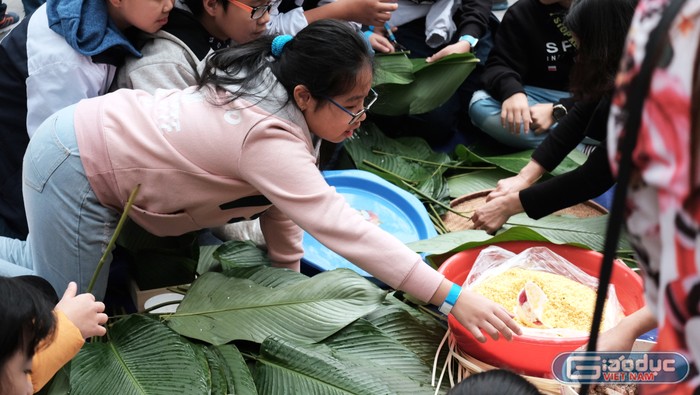 Các em đều tỏ ra rất hào hứng khi được bắt tay vào từng khâu cụ thể của gói bánh chưng.