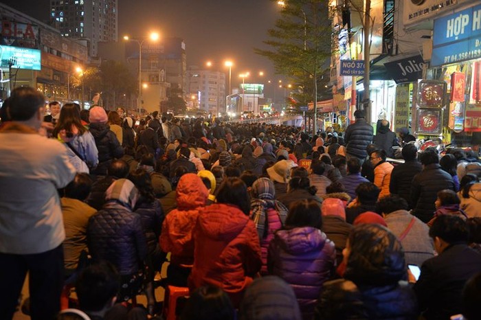 Hàng nghìn người đứng xuống lòng đường để dâng sao giải hạn chùa Phúc Khánh. ảnh: Hoàng Anh
