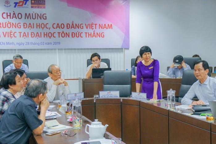 Lãnh đạo các đơn vị tại Đại học Tôn Đức Thắng đã thuyết minh cặn kẽ về lịch sử hình thành, truyền thống, văn hóa, và đặc biệt là mô hình quản trị hiệu quả của Đại học Tôn Đức Thắng. (Ảnh: TDTU)