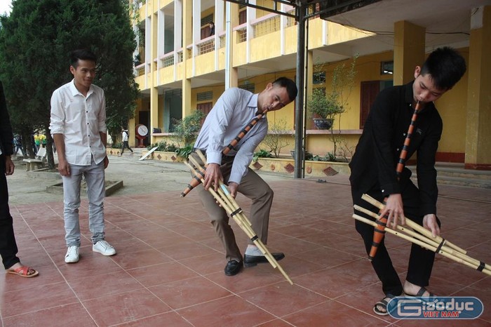 Thầy Lù dạy múa khèn Mông cho học sinh trường Xín Mần. (Ảnh Nguyễn Toan)