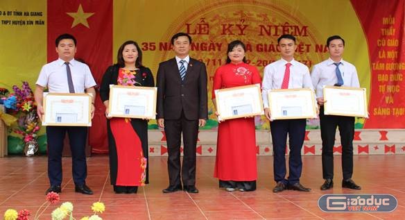 Thầy giáo Sin Đức Lù nhận giấy khen của chủ tịch huyện Xín Mần (Ảnh: Trường Xín Mần)