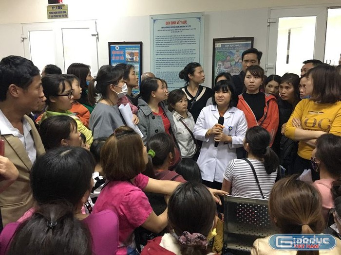 Phụ huynh hoang mang đưa con đi khám tại bệnh viện tại Hà Nội. (Ảnh: Vũ Phương)