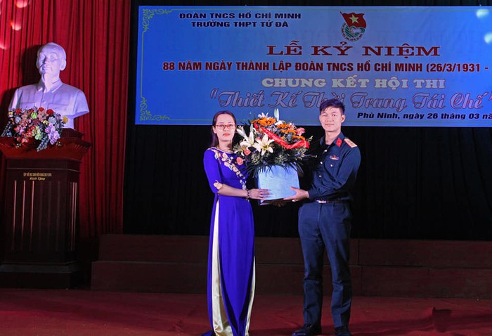 Cô giáo, Bí thư đoàn trường trung học phổ thông Tử Đà Bùi Thị Hương nhận hoa chúc mừng trong ngày kỷ niệm ngày thành lập đoàn 26/3. (Ảnh: Đoàn trường Tử Đà)