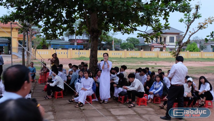 Những thắc mắc trước ngưỡng cửa cuộc đời đã được Giáo sư Nguyễn Lân Dũng giải đáp cho học trò trường Nguyễn Hữu Thận. (Ảnh: LC)