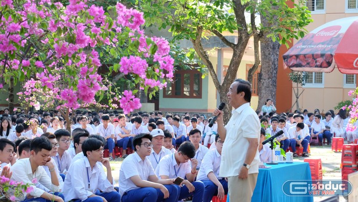 Chính bản thân Giáo sư Nguyễn Lân Dũng là một tấm gương về ý chí tự học, tự đào tạo, ý chí vươn lên để thành công. (Ảnh: LC)