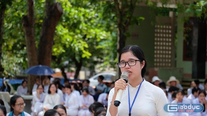 Các em học sinh Trường ĐÔng Hà cũng đã bày tỏ nhiều trăn trở cũng như đặt rât nhiều câu hỏi cho Giáo sư Nguyễn Lân Dũng. (Ảnh: LC)