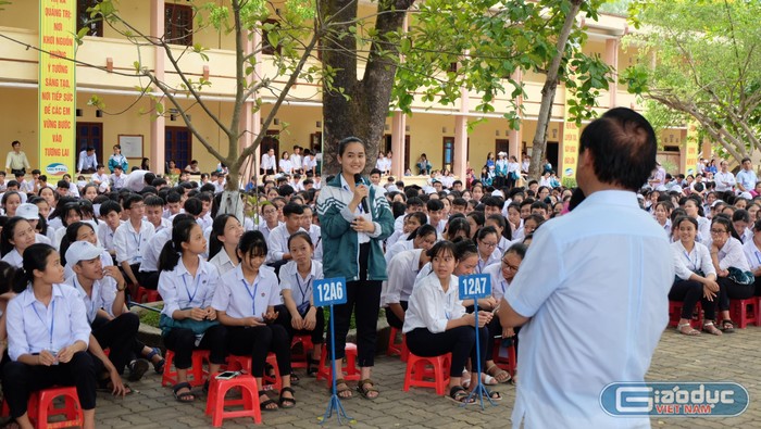 Học sinh trường Trung học phổ thông Thị xã Quảng Trị giao lưu với Giáo sư Nguyễn Lân Dũng. Trường Trung học phổ thông thị xã Quảng Trị là một trong những điểm sáng của Giáo dục tỉnh Quảng Trị với nhiều thành tích cao. (Ảnh: LC)