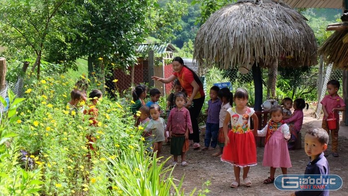 Việc bỏ biên chế suốt đời đối với giáo viên có làm cho đời sống giáo viên, đặc biệt là giáo viên vùng sâu, vùng xa có được nâng cao hơn hay không? (Ảnh minh họa: LC)