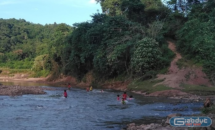 Trẻ con vẫn tự đi tắm mà không hề có sự giám sát của người lớn