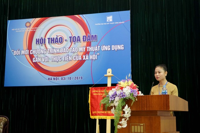 Phó Giáo sư Tiến sĩ Đặng Mai Anh, phó Hiệu trưởng phụ trách Trường Đại học Mỹ thuật Công Nghiệp Hà Nội cho rằng Hội thảo - Tọa đàm có ý nghĩa lớn trong công tác đào tạo Mỹ thuật ứng dụng trong thực tiễn. Ảnh: Ngọc Trang.