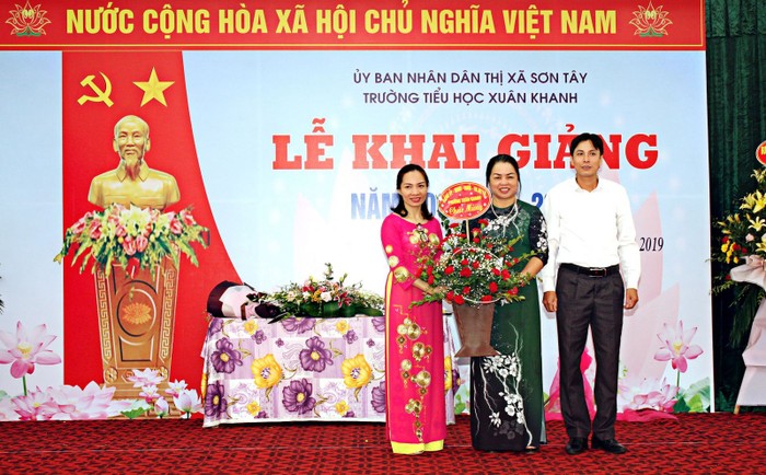 Ban giám hiệu trường Tiểu học Xuân Khanh. (Bà Trần Thị Hương Giang – Phó hiệu trưởng áo dài hồng và Bà Trần Thị Hải Yến - Hiệu trưởng trường, áo dài xanh). Ảnh; Trường tiểu học Xuân Khanh