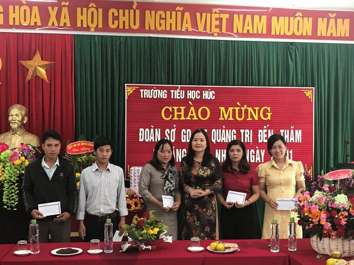 Giám đốc Sở Giáo dục và Đào tạo Quảng Trị tặng quà cho giáo viên Trường Tiểu học Húc, (xã Húc, huyện Hướng Hóa). Ảnh:CTV