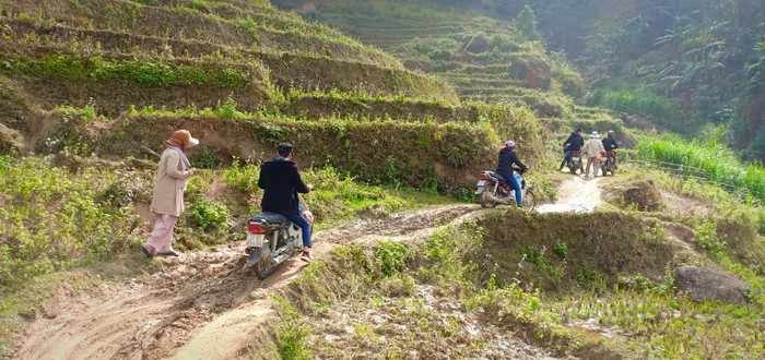 Lê Viết Công và hành trình đưa cơm có thịt đến điểm trường xã Chế Là, Xín Mần. Ảnh: Nguyễn Toan