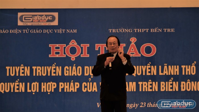 Với kiến thức tổng quát, chuyên sâu, Tiến sĩ Trần Công Trục đã đáp ứng nhu cầu tìm hiều thông tin của các em học sinh trường Bến Tre. Ảnh: LC