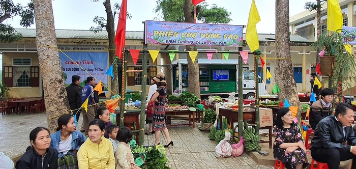 Phiên chợ vùng cao của các điểm trường tề tựu về trường chính, những sản vật địa phương đều được đảm bảm an toàn, vệ sinh, giá cả hợp lý.