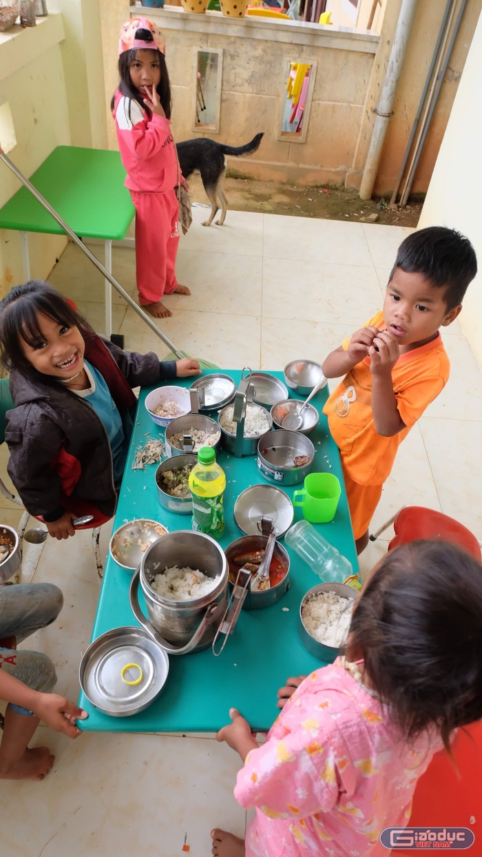 Dẫu còn khó khăn nhưng nụ cười không khi nào tắt trên môi các em.