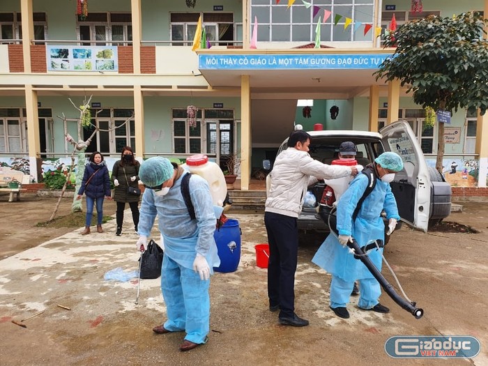 Các trường học ở Đồng Văn khử trùng toàn bộ khuôn viên của trường. Ảnh: PGD Đồng Văn.