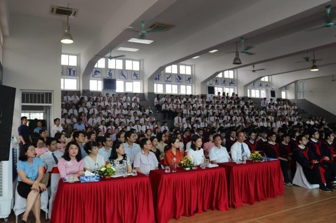 Các em học sinh trường Cầu Giấy được vinh danh sau 1 năm học tập, phấn đấu. Ảnh Trường Cầu Giấy