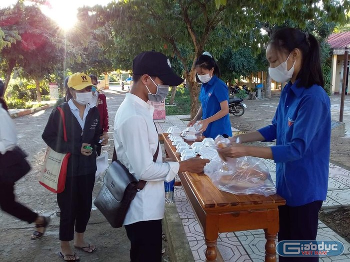 Học sinh ở các bản của Đakrong rất vất và khi ra thị trấn trọ học để tham gia kỳ thi tốt nghiệp.