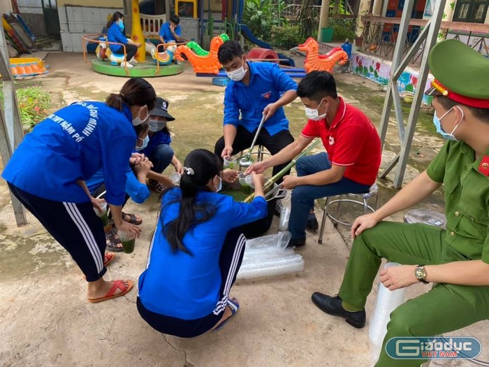 Chia canh đợi thí sinh hoàn thành bài thi.