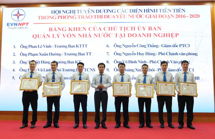 Khen thưởng cho các tập thể và cá nhân có thành tích trong phong trào thi đua yêu nước. Ảnh: EVNNPT