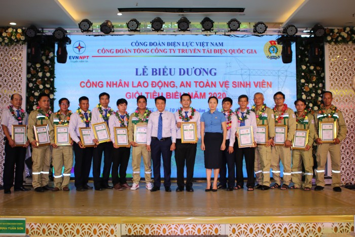 Công đoàn EVNNPT vinh danh các An toàn vệ sinh viên giỏi, tiêu biểu và công nhân lao động giỏi. Ảnh: evnnpt.