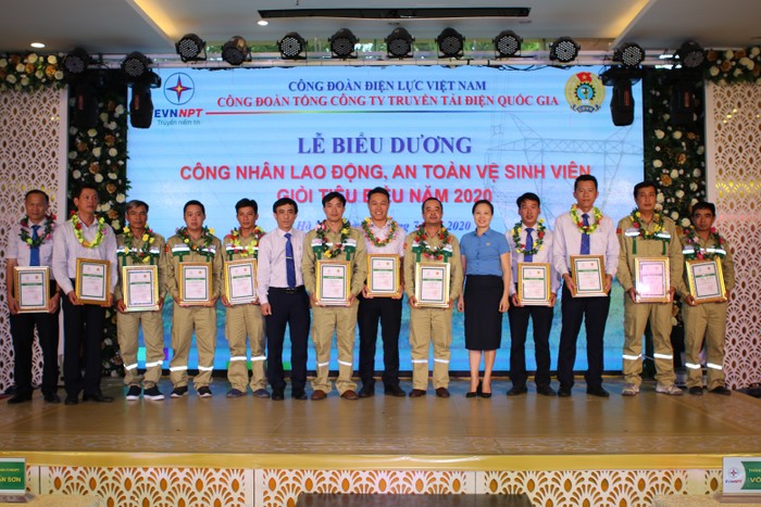 Công đoàn EVNNPT vinh danh các An toàn vệ sinh viên giỏi, tiêu biểu và công nhân lao động giỏi. Ảnh: evnnpt.