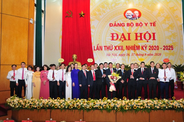 Đồng chí Nguyễn Thanh Long - Bí thư Ban Cán sự Đảng Bộ Y tế tặng hoa chúc mừng Ban Chấp hành Đảng bộ Bộ Y tế nhiệm kỳ 2020-2025. Ảnh: Moh.com.vn