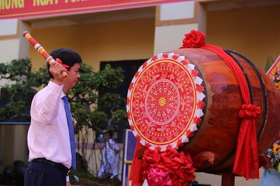 Ông Lê Quang Tùng, Bí thư tỉnh ủy tỉnh Quảng Trị đánh trống khai giảng năm học mới tại Trường trung học cơ sở Hướng Phùng (Hướng Hóa, Quảng Trị). Ảnh quangtri.edu.vn