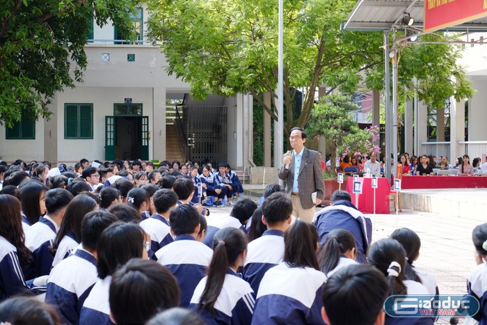 Hạnh phúc của Giáo sư Nguyễn Lân Dũng là cho đi mà không mong nhận lại. Ảnh: Lại Cường