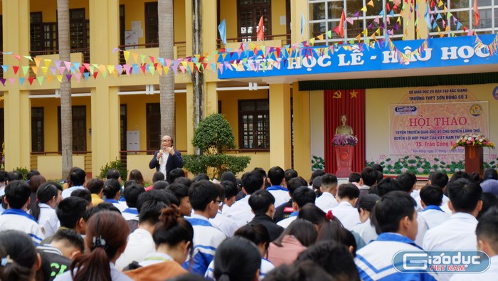 Tiến sĩ Trần Công Trục mong các em học sinh yêu nước bằng trái tim nóng và cái đầu lạnh. Ảnh: LC