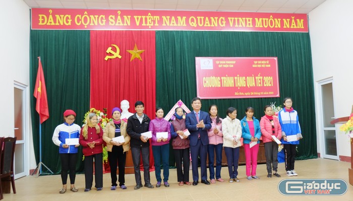 Tết này bà con nghèo xã Bắc Sơn, Nam Sơn ở Tam Nông cảm thấy ấm lòng vì nhận được sự quan tâm, giúp đỡ.