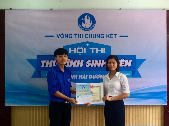 Bà Nguyễn Thị Trang – Uỷ viên Ban Thường vụ, Trưởng Ban thanh niên trường học,Phó Chủ tịch Hội sinh viên tỉnh Hải Dương trao giải Nhất cho sinh viên Tạ Đức Hùng(Trường Đại học Sao Đỏ). Ảnh: NVCC