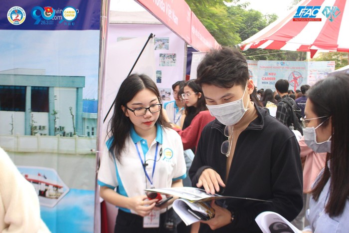 NEU Career Week - Spring 2021, với biểu tượng chiếc hoa tiêu định hướng nghề nghiệp tương lai cho sinh viên