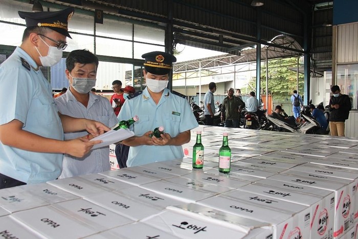 Phó Giáo sư, Tiến sĩ Trần Đáng cho rằng nếu giao hết cho Hải quan kiểm tra an toàn thực phẩm nhập khẩu sẽ gây bất cập và không thể rút ngắn được thời gian cho doanh nghiệp, mà thậm chí còn kéo dài hơn thời gian thông quan. Ảnh minh họa: Công chức Hải quan Thành phố Hồ Chí Minh kiểm tra hàng hóa Nhập khẩu. Ảnh: Báo Hải Quan