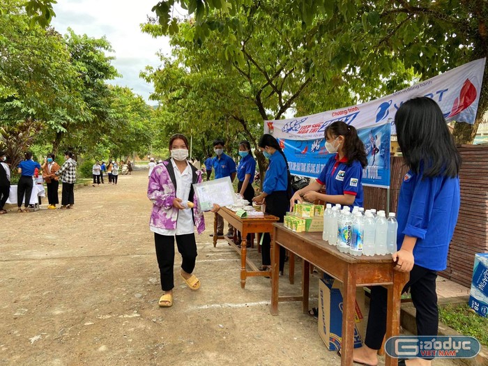 Các thí sinh nhận hỗ trợ từ sáng sớm trước khi vào phòng thi.