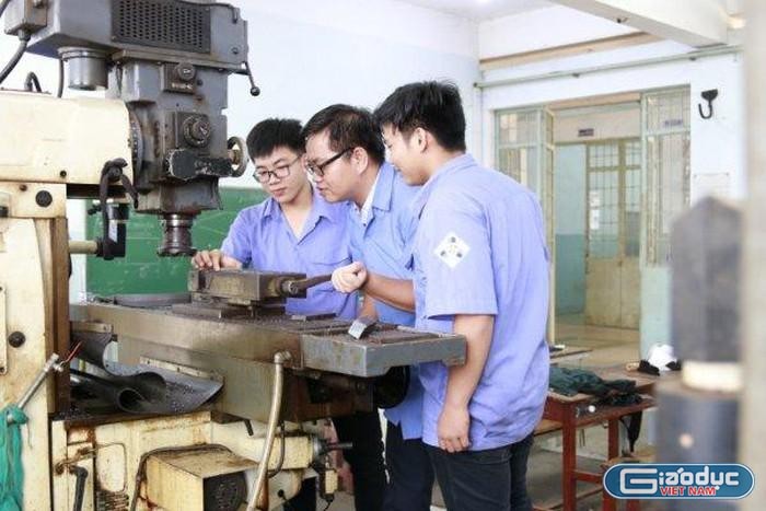 Học viên lớp trung cấp ngành cắt gọt kim loại, Trường cao đẳng Kỹ thuật Đồng Nai trong tiết thực hành gia công tiện. Ảnh minh họa H.Đ.