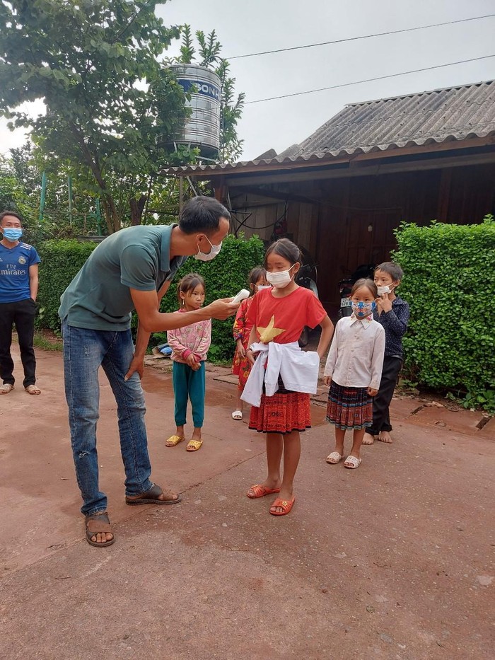 Các thầy cô giáo thực hiện các quy định phòng chống dịch theo hướng dẫn của ngành Y tế.