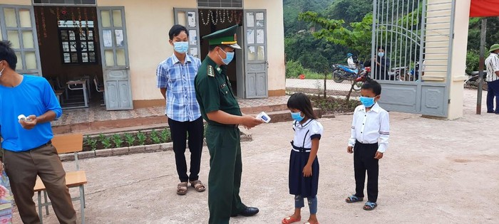 Bộ đội biên phòng trên địa bàn hỗ trợ nhà trường trong ngày các em học sinh tựu trường.