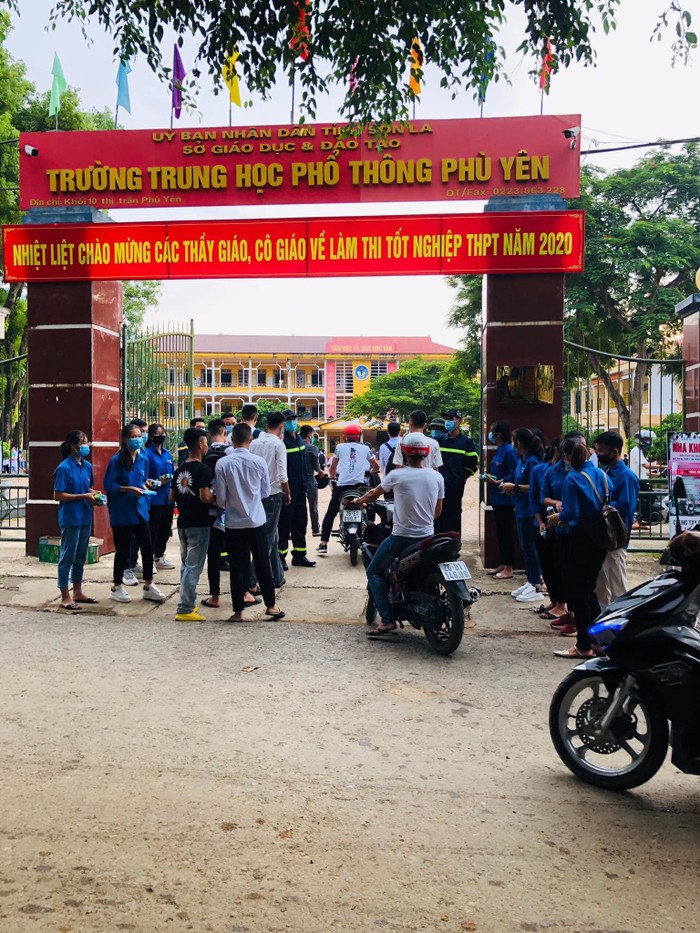 Học sinh ở Phù Yên sẽ trở lại trường vào ngày 22/9 và bắt đầu học từ ngày 24/9. Ảnh minh họa huyện đoàn Phù Yên trong kỳ thi tốt nghiệp Trung học phổ thông năm 2020