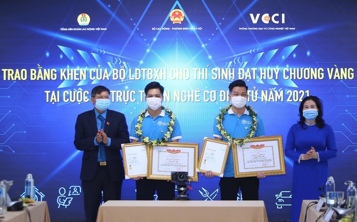 Bộ Lao động Thương binh và Xã hội trao bằng khen cho các thí sinh đạt huy chương vàng nghề cơ điện năm 2021. Ảnh: Ban tổ chức