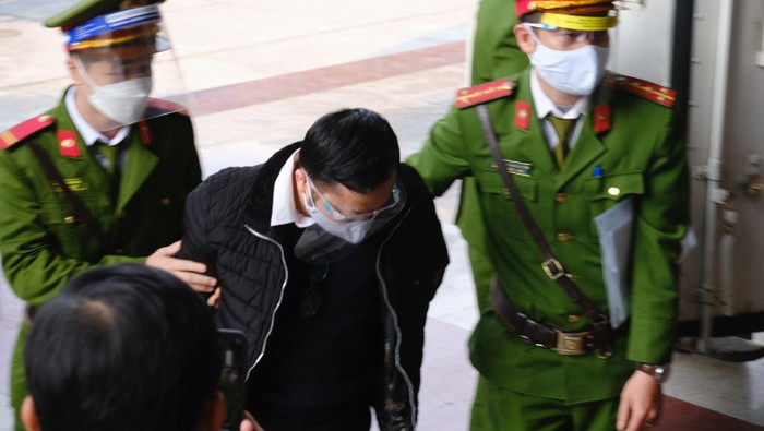 Bị cáo Dương Văn Hòa bị dẫn giải ra tòa.