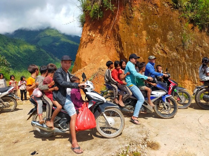 Các thầy cô giáo đi gom học trò.