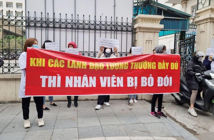 Nhân viên y tế ở Bệnh viện Tuệ tĩnh căng băng rôn đòi quyền lợi. Ảnh: Vietnamnet.vn